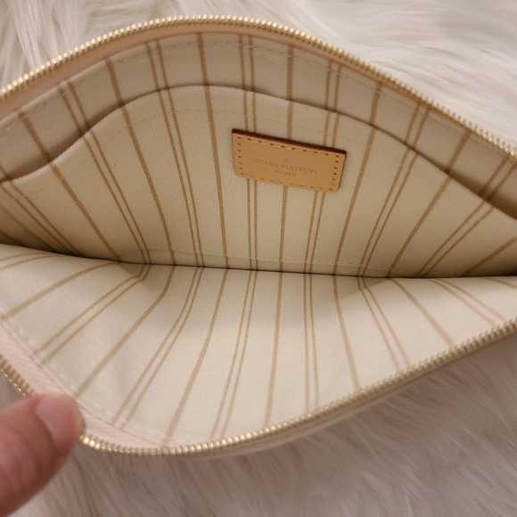 🤍Louis Vuitton Wristlet🤍 - Picture 9 of 14